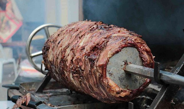 Erzurumlular memleket havası solumak için 2. Erzurum Cağ Kebabı Festivali'ne akın etti