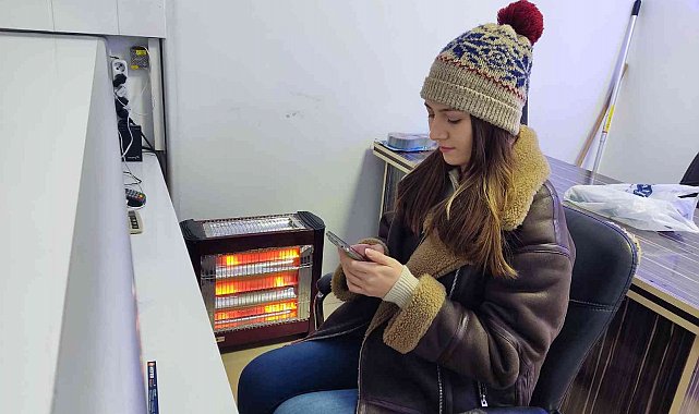 Eskişehir Terminali'nde 'Sibirya' soğuğu, çalışanlar mont, bere, atkı ve eldiven takıyor