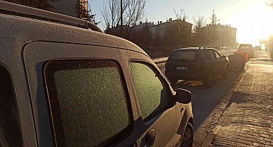 Eskişehir'de soğuyan hava kırağıyı beraberinde getirdi