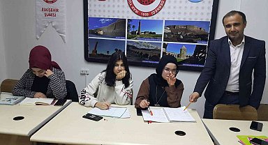Eskişehir'de yaşayan Iraklı Türk öğrencilere İngilizce kursu
