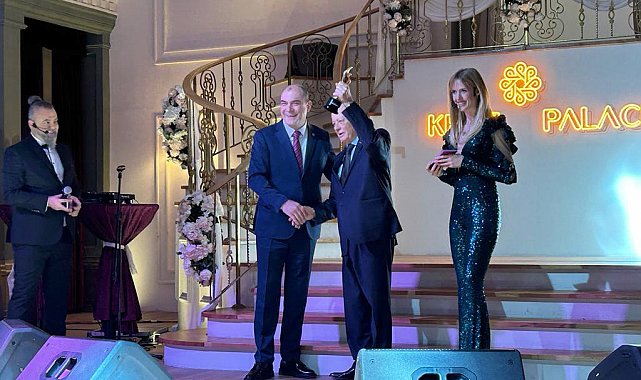 ESO Başkanı Kesikbaş, Özaydemir'e ödülünü takdim etti
