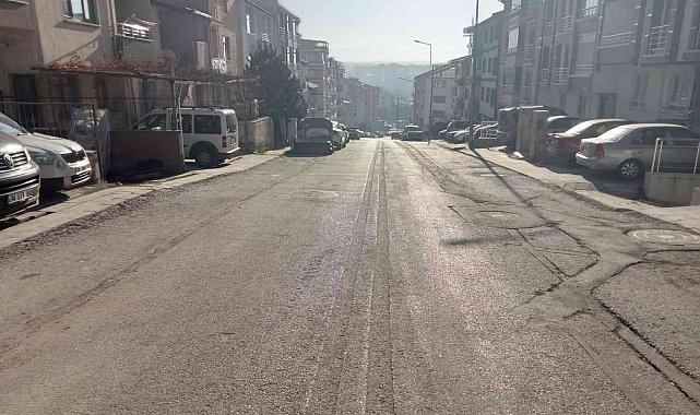 Freni arızalanan kamyonet park halindeki araçların arasına daldı