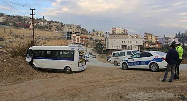 Freni boşalan öğrenci servisi toprak yığınına çarptı: 4 yaralı