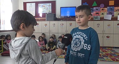 Gazetecilik mesleği tanıtılan anaokulu öğrencileri kendi haberlerini kendileri yaptı