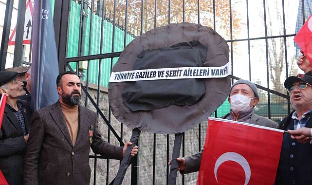 Gaziler ile şehit yakınları, İsveç'in Ankara Büyükelçiliği'ne siyah çelenk bıraktı