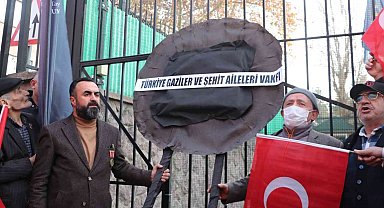 Gaziler ile şehit yakınları, İsveç'in Ankara Büyükelçiliği'ne siyah çelenk bıraktı
