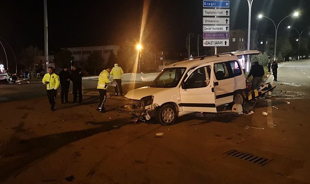 Hafif ticari araçla çarpışan otomobil kaldırıma devrildi: 3 yaralı