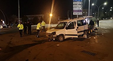 Hafif ticari araçla çarpışan otomobil kaldırıma devrildi: 3 yaralı