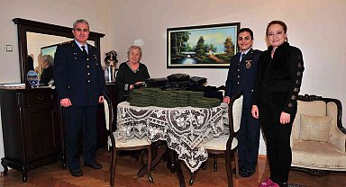 Hatice teyzeden Mehmetçiğe 150 bere ve boyunluk