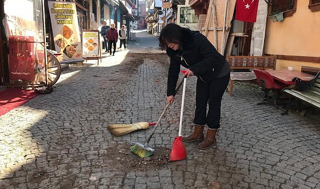 İnşaatın oluşturduğu pislikleri esnaf süpürgelerle temizlemeye çalıştı