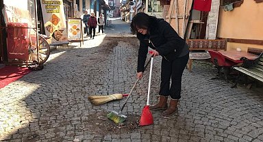 İnşaatın oluşturduğu pislikleri esnaf süpürgelerle temizlemeye çalıştı