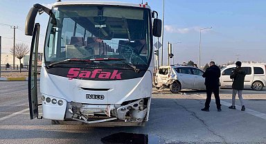 İşçi minibüsü ile otomobil çarpıştı: 3 yaralı