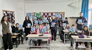 Jandarma ekipleri öğrencilerle çizgi film izledi, dergi hediye etti
