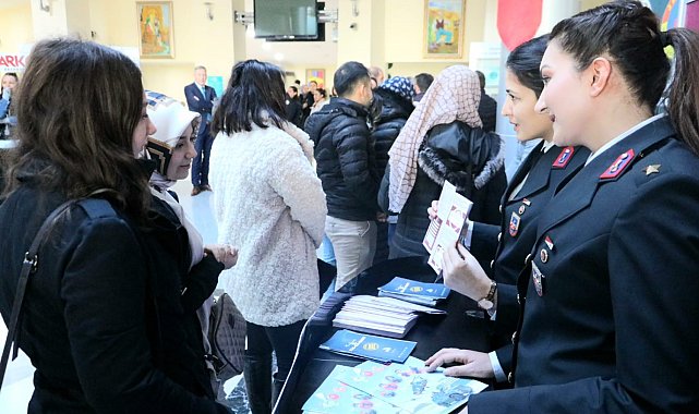 Jandarma, "Kadına El Kalkamaz" standı ile bilgilendirdi