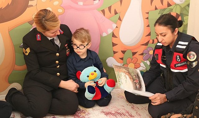 Kadın astsubaylar görme engelli çocukların yüreklerine dokundu