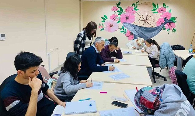 Karaman'da gençlik merkezinin karakalem kursu büyük ilgi görüyor
