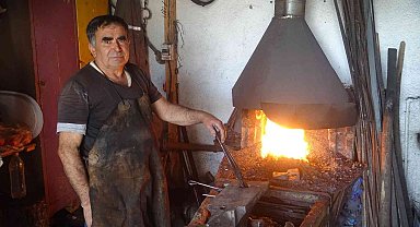 Karamanlı demirci 52 yıldır körüğün başında demiri işliyor