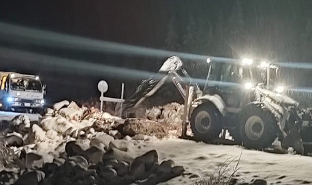 Karda mahsur kalan 5 kişi, 4 saatlik çalışmayla kurtarıldı