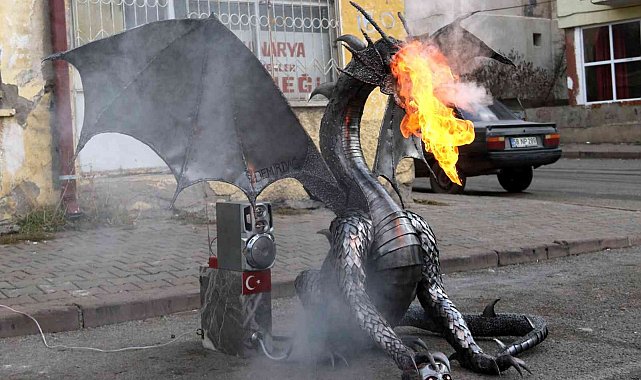 Karşılarına çıkan ejderhayı görenler cep telefonlarına sarıldı