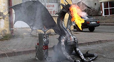 Karşılarına çıkan ejderhayı görenler cep telefonlarına sarıldı