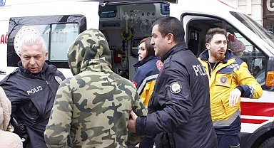 Karton toplayıcı kadını dövdürtüp videoya aldı
