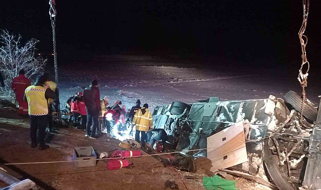 Kayseride yolcu otobüsü şarampole devrildi: 4 ölü, 24 yaralı