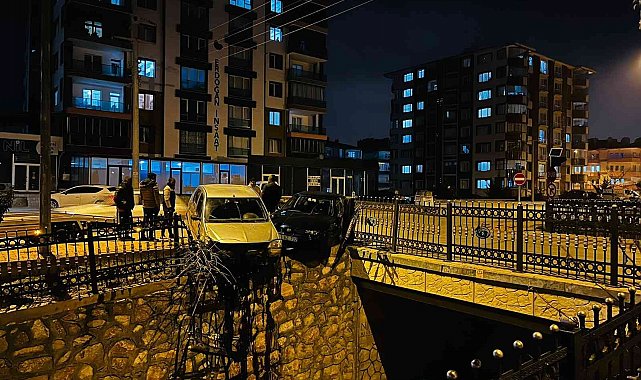 Kaza yapan otomobiller kanal kenarında asılı kaldı