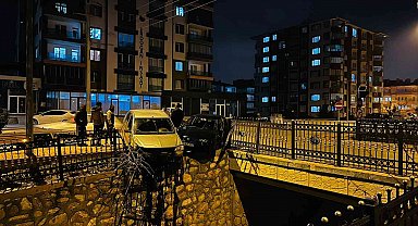 Kaza yapan otomobiller kanal kenarında asılı kaldı