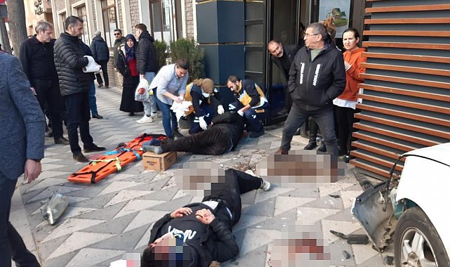 Kırmızı ışıkta bekleyen yayaların arasına otomobil daldı, 4 kişi yaralandı