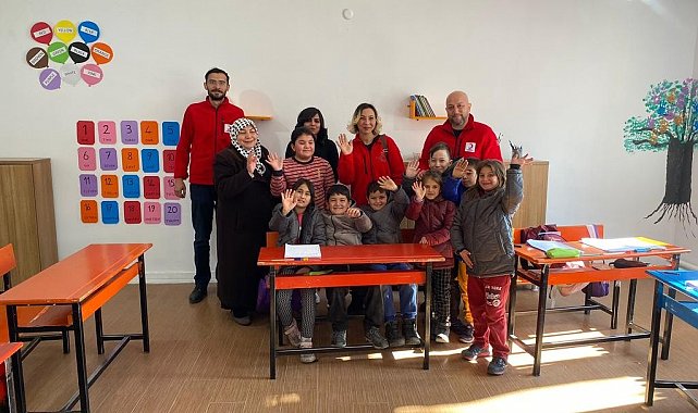 Kızılay'dan öğrencilere mont desteği