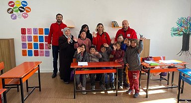Kızılay'dan öğrencilere mont desteği
