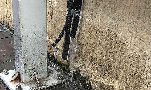 Klimalardan kaldırıma akıtılan suların donması yayalar için tehlike oluşturdu