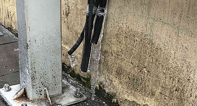 Klimalardan kaldırıma akıtılan suların donması yayalar için tehlike oluşturdu