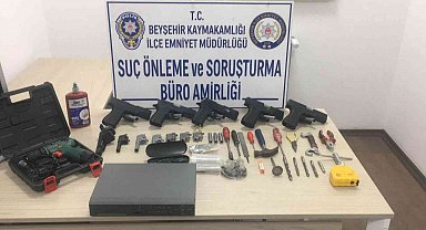 Konaklama tesisinde 5 tabanca ile çok sayıda parçası bulundu