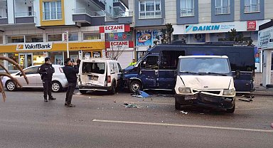 Kontrolden çıkan minibüs park halindeki 4 aracı biçti