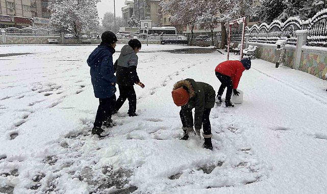 Konya, yağan karla beyaza büründü