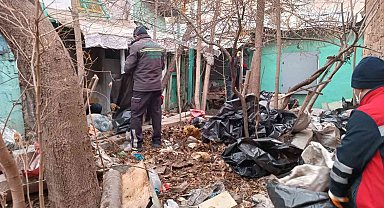 Konya'da bir evden 3 kamyon çöp çıktı