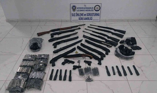Konya'da durdurulan otomobilde ve iş yerinde kaçak silah ele geçirildi
