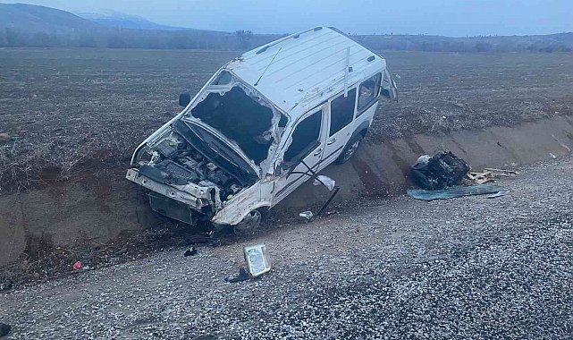 Konya'da hafif ticari araç devrildi: 2 yaralı