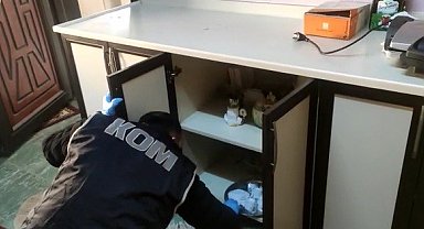 Konya'da polisin baskın yaptığı iş yerindeki dolapta tarihi eserler çıktı