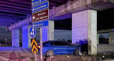 Köprünün beton ayağına çarpan otomobilin sürücüsü hayatını kaybetti