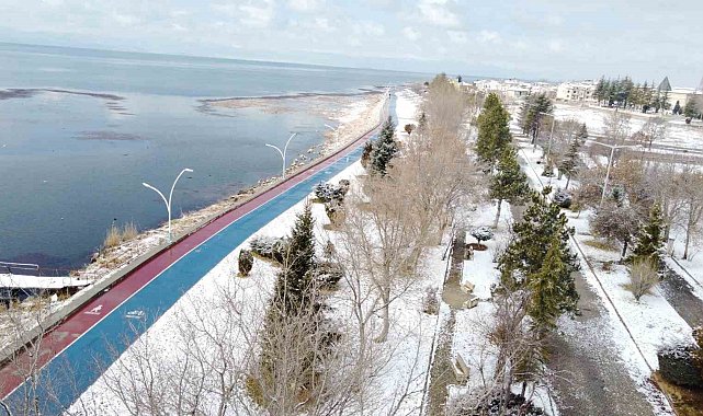 Kuraklık tehlikesiyle karşı karşıya olan Beyşehir Gölü'ne kar yağışı umut oldu