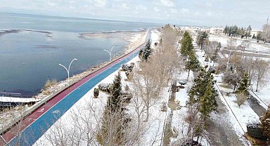Kuraklık tehlikesiyle karşı karşıya olan Beyşehir Gölü'ne kar yağışı umut oldu