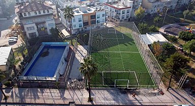 Madımak Parkı içindeki halı saha yenilendi