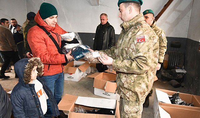 Mehmetçik'ten Kosova Mitroviça bölgesinde selden etkilenen 38 aileye kıyafet yardımı