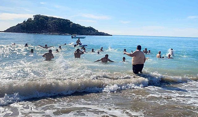 Mersin'de doğaseverler 2023'ü denize girerek karşıladı