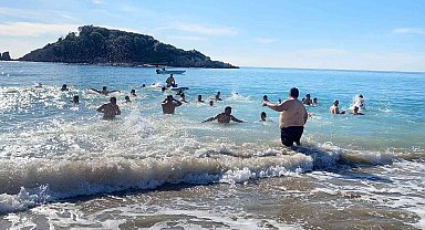 Mersin'de doğaseverler 2023'ü denize girerek karşıladı