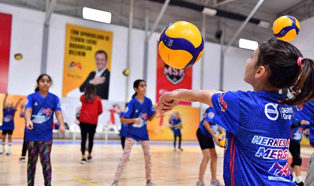 Mersin'de voleybol kursları sürüyor