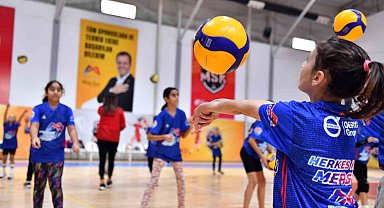 Mersin'de voleybol kursları sürüyor