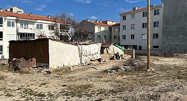 Metruk ev mahalleliyi tedirgin ediyor
